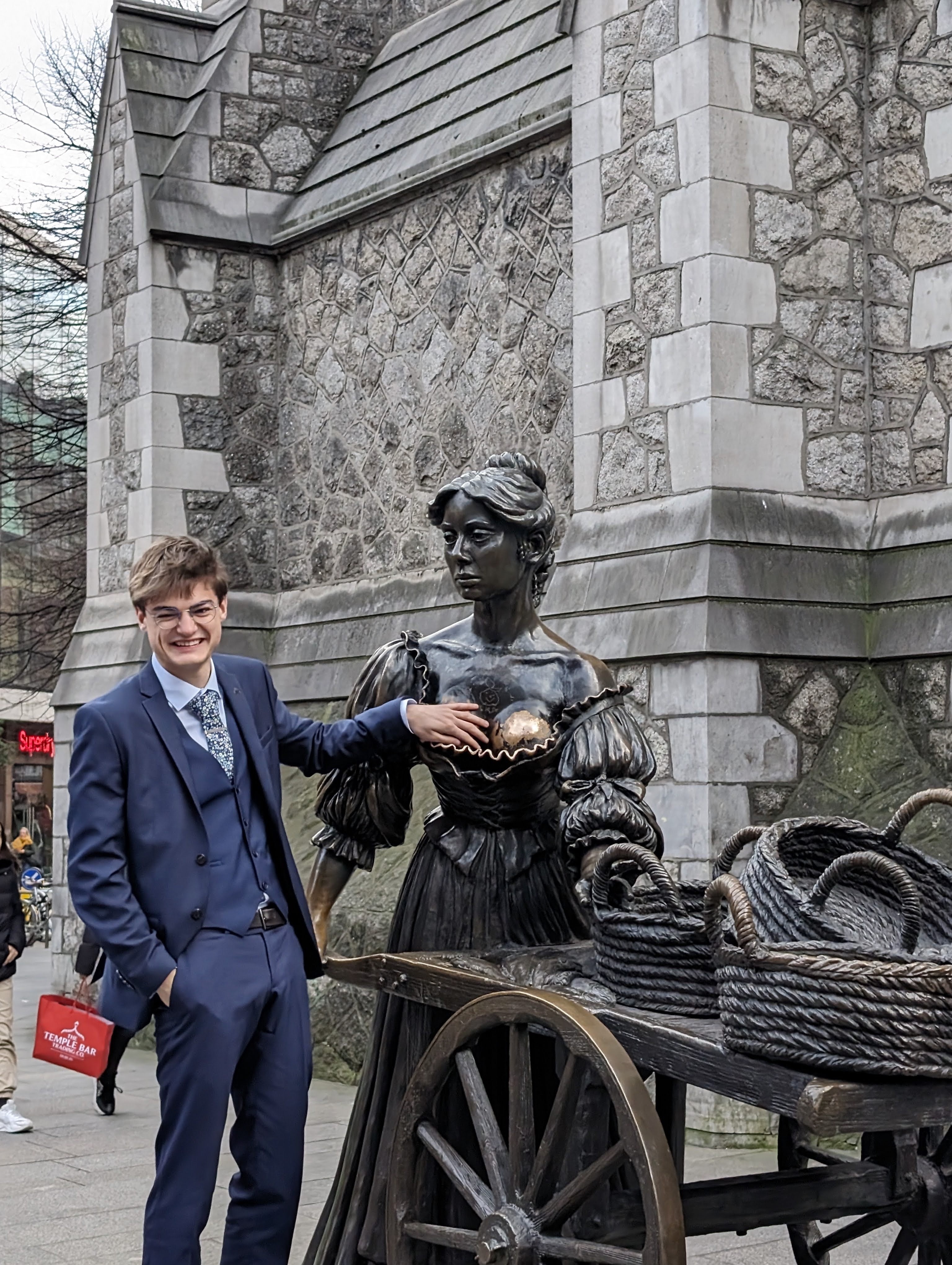 Molly Malone statue